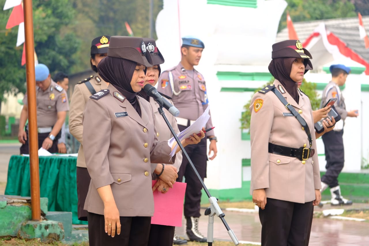 Peringati HUT Polwan Ke 71 Polda Banten Taburkan Bunga Makam Pahlawan