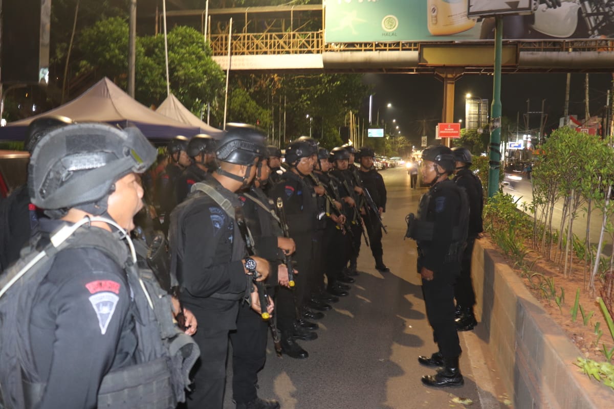 Satuan Brimob Polda Banten Jaga Keamanan Malam Takbir Dengan Patroli